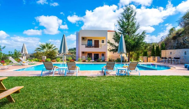 Villa Laga with Pool, 300m to Taverns, Childrens Area, BBQ! in Kiriánna