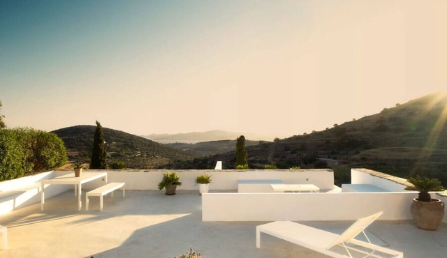 Villa O’Malley - Into the Cycladic wild in Kamari