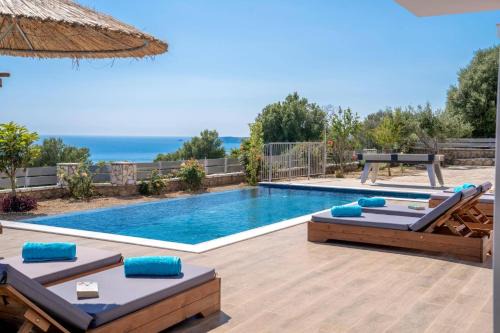 Villa Roz by Villa Plus in Plateies