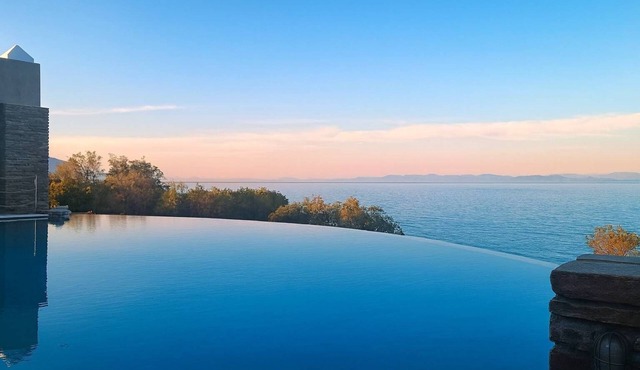 Villa Scorpio, Seafront Luxury & Infinity Pool in LAVRIO
