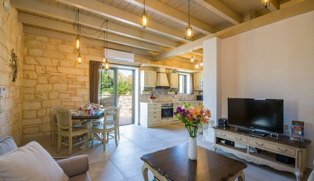 Villa Sirocos, Private pool, near the beach in Chania