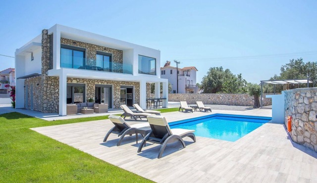 Villa Sugar Cube - Four Bedroom Villa, Sleeps 8 in Psalidi