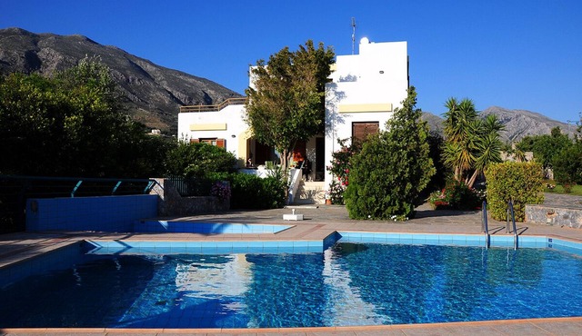 Villa Thymari. Cosy 3-bedroom Villa with lush gardens , beautiful view in Lefkogeia