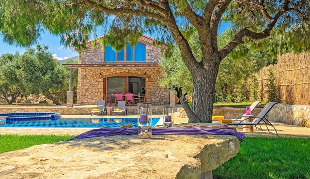 Villa Tireda Tria - Three Bedroom Villa, Sleeps 6 in Koridallos
