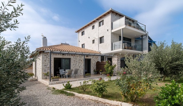 'Villa with garden view 2' with Shared Garden & Wi-Fi in Lefkada