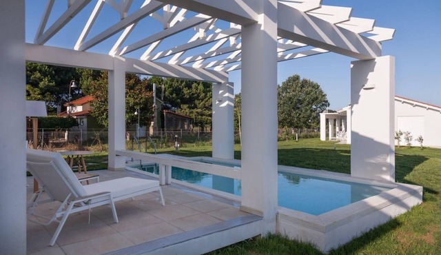 Villa with private pool 2-4 persons in Douneika