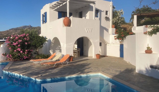 Villas Guilena Peaceful location, mountain valley, private pool, local village