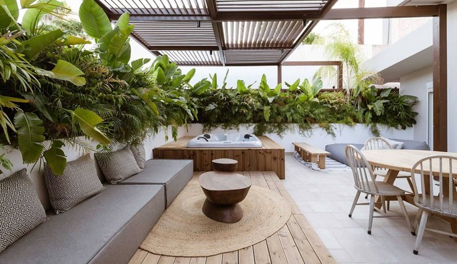 Welcome to this stylish and modern ground-floor apartment.