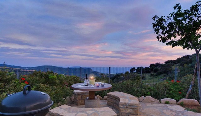 Wonderful private villa with private pool, WIFI, A/C, TV, patio, panoramic view and parking in Agía Paraskeví