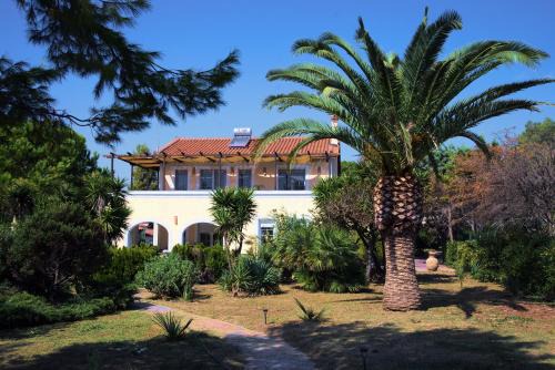 Year-Round Beachfront Bliss at Memi Beach, Koroni in Livadhákia