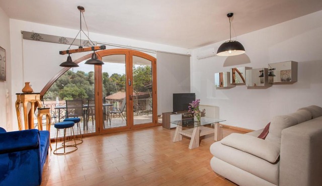 Zen Serenity Retreat with Great Outdoors, Pool & Parking in Daratso