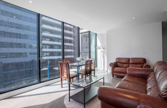 Amazing 2 bedrooms City Living in Southbank@Crown/Tram