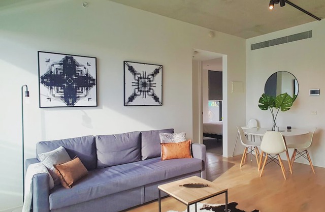 Apartment in Richmond Church St near Shops and Sporting grounds with city views!