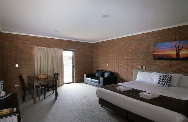 Ashleigh Court Motor Inn Room 07