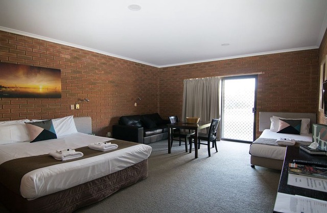 Ashleigh Court Motor Inn Room 09