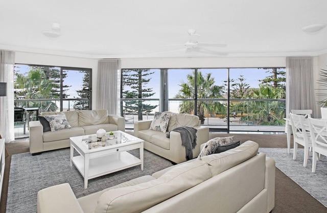 BEACHSIDE BEAUTY IN MANLY - APT 12