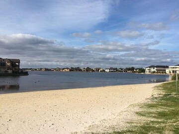 Big Family fun@ 5 bedrooms house in point cook