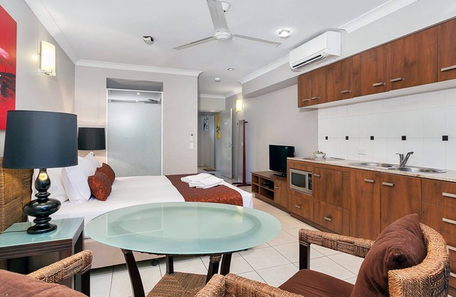 BLUE LAGOON LAKESIDE STUDIO