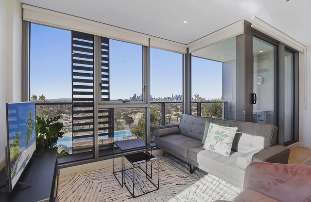 Breathtaking Unit With City And Racecourse Views