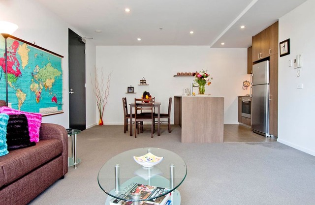 Brunswick 2 bedrooms w/ Air Conditioning + Balcony