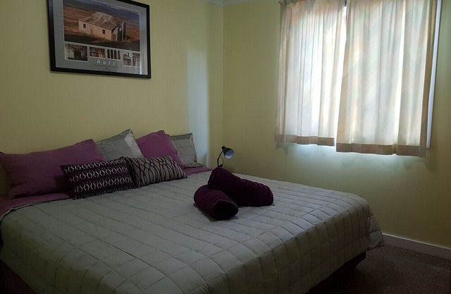 Cosy, fully self-contained lakefront 2 bedroom apartment