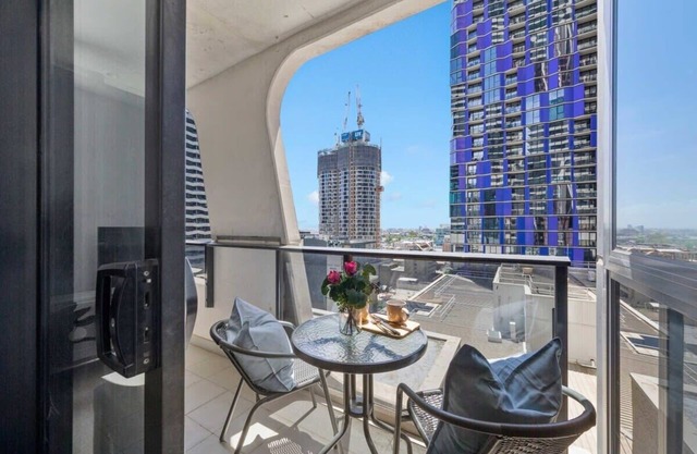 Cozy 2BR Apt Next to Victoria Market + City Views