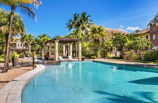 Crazy About Cairns - Poolview Apartment