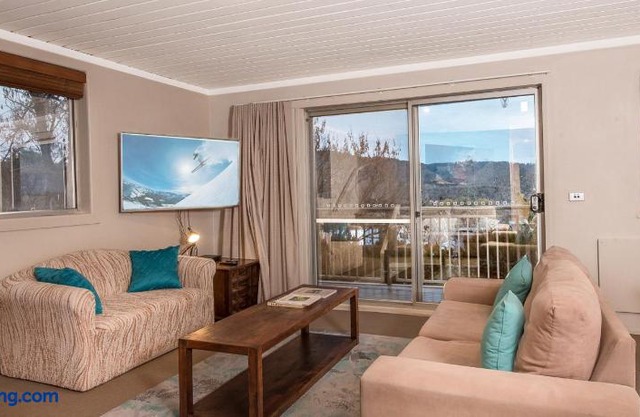 Erulisse-Spacious townhouse with magical lake views