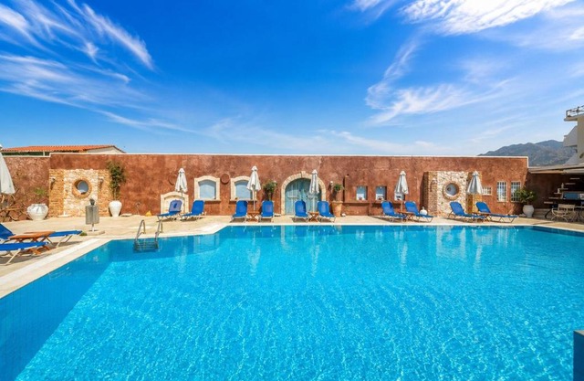 Golden Bay Hotel 