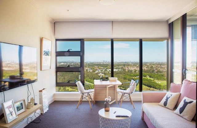 High Rise Cosy Apt with City View and Parking