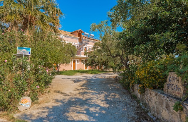 Kavos Psarou Studios & Apartments in Alykes