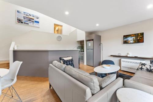 Khione 6 - 2BR Modern Townhouse l Spa Bath l WiFi l Air-Con l BBQ