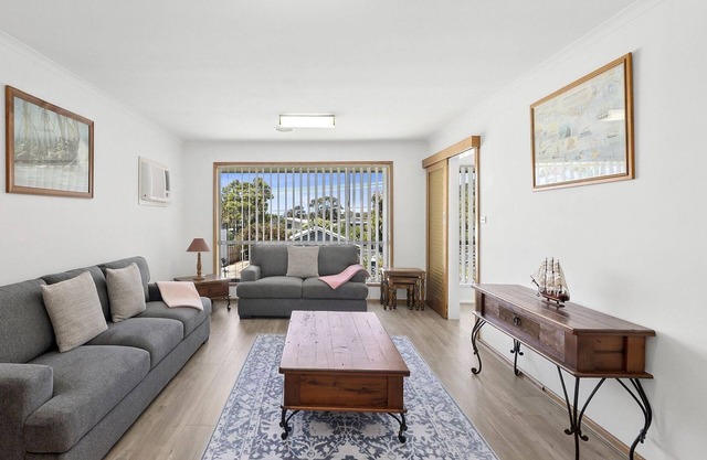 Kinloch Beach House 2