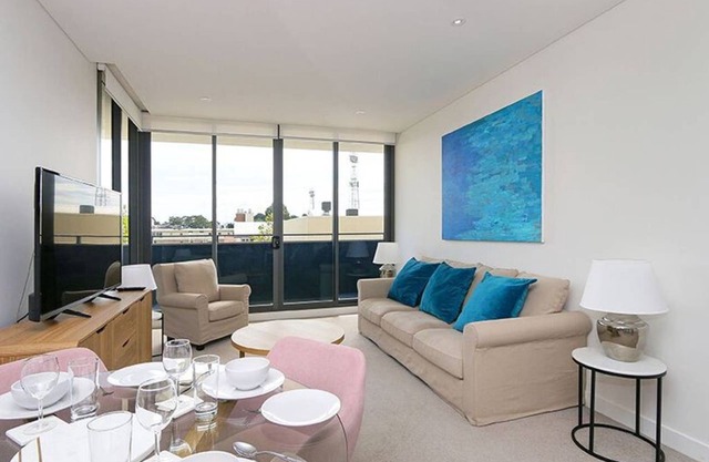 Large Modern 2 Bedroom Apartment near Lake Claremont