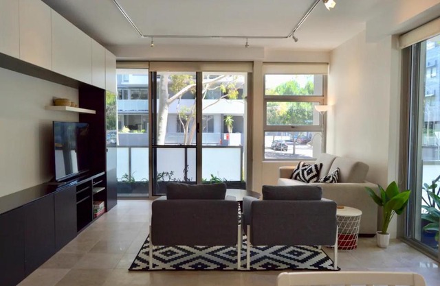 Luxurious 3 Bedroom Apartment with Parking near CBD
