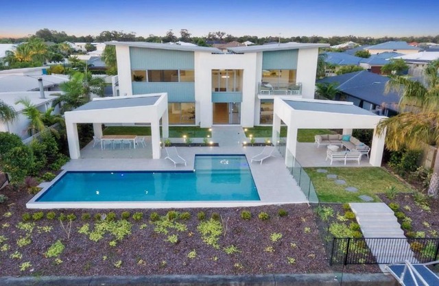 Luxury Canal Front Holiday House