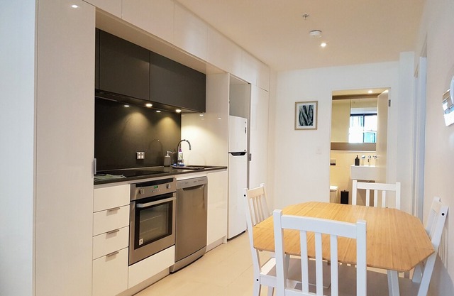 Modern 2BR CBD Apartment with Spa, Foxtel and Wifi