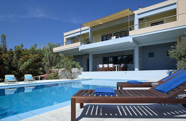 Modern,sea view,comfortable,pool in Chorafakia