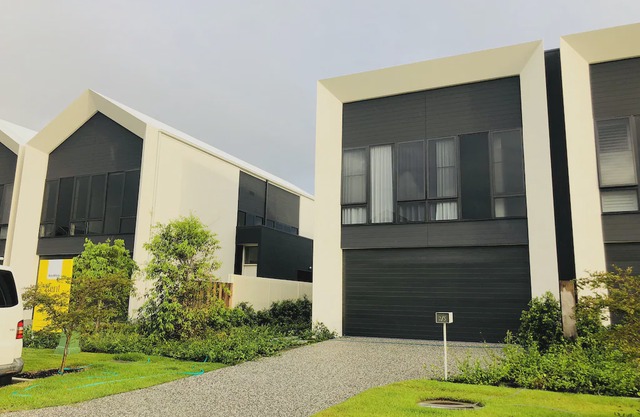 Near New Luxury Spacious Beachside Townhouse