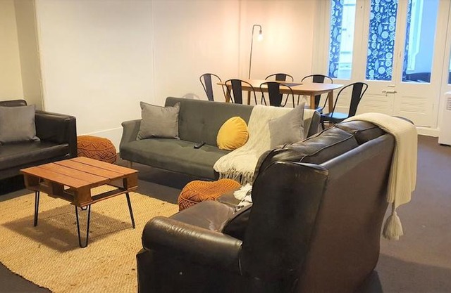 Newtown - Large Stylish 2 Bedroom Oasis Fits 8 People - Free Netflix/Fast Wi-Fi
