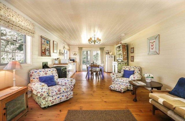 ORCHARD COTTAGE, Alpine, Southern Highlands - 4pm Check Out on Sundays!