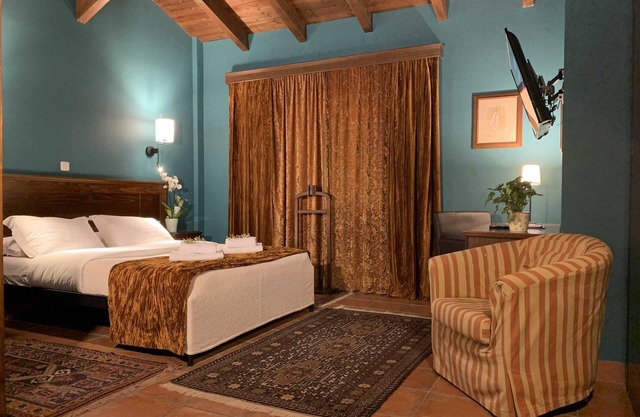 Premium Quad Retreat - Esperides Traditional Resort in Naoussa
