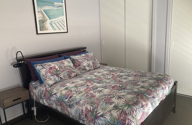 Quiet modern unit less than 5 minutes walk to the beach.