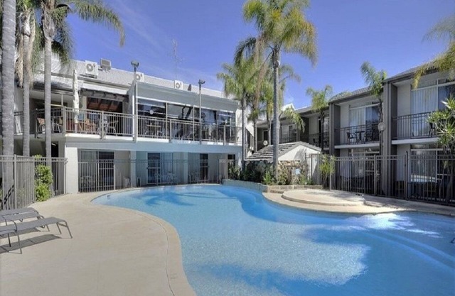 ❤ RESORT WITH POOL - WALK TO BEACH, BARS, CAFES, PUBS, RESTAURANTS - SUITE 32 ❤