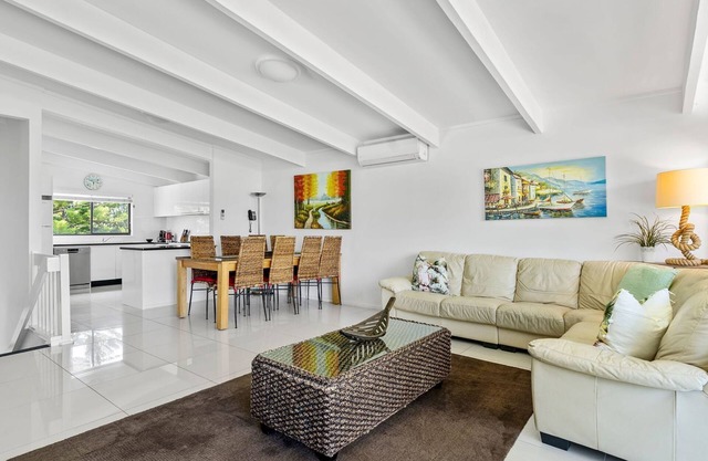 Sabia Beach House 2.0 - Beachfront - Sleeps 6