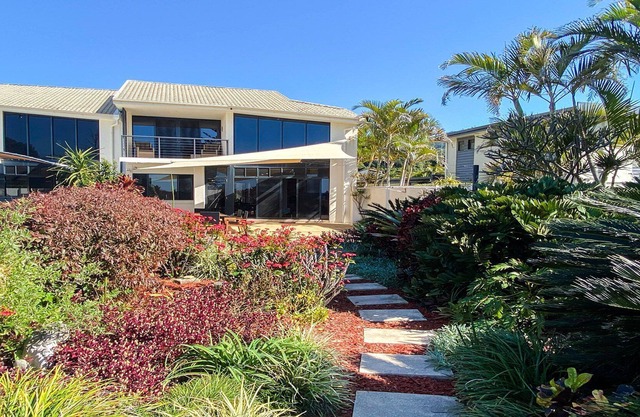Sapphire Blue with direct access to Sapphire Beach
