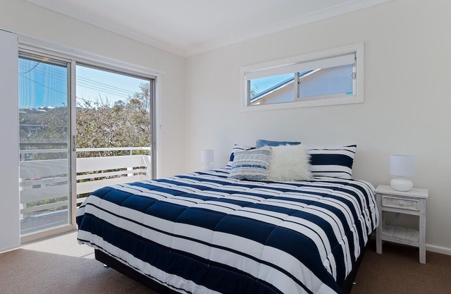 SeaHaven, 2 Richardson Ave - Large home with Aircon, Smart TV, WIFI, Netflix & Boat Parking