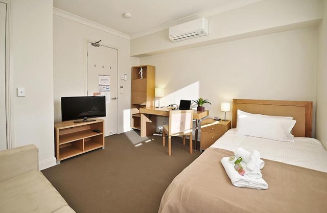 Single Room w/ Private Bathroom in Brunswick!