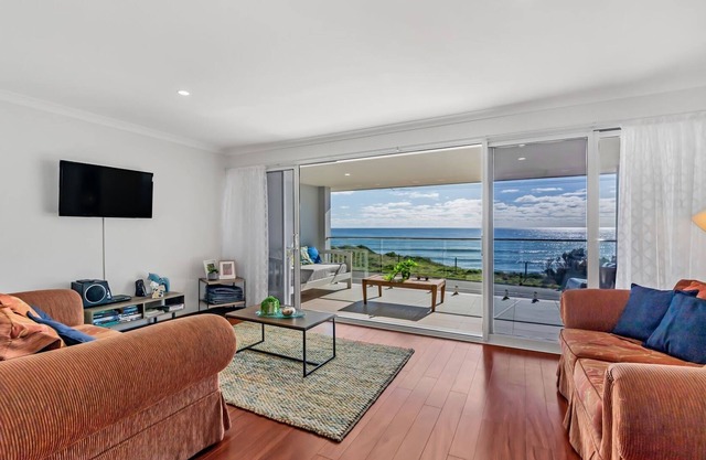Slps 22 Family accom 2 houses side by side BEACHFRONT sunset drink, pet freindly