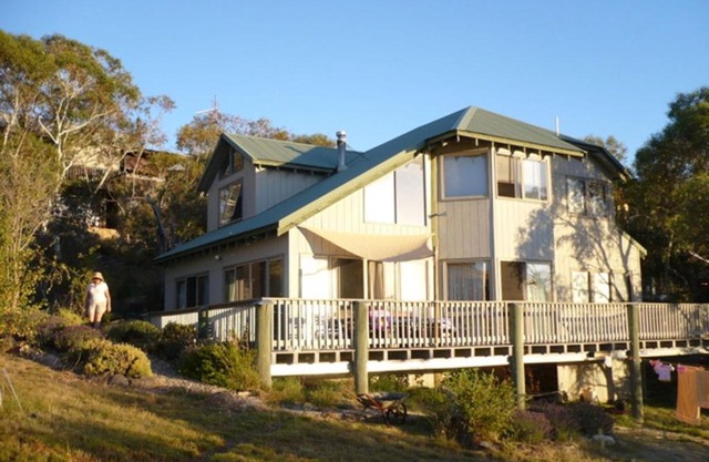Snowgums on the Lake - Charming 4BR Home l Amazing Lake Views l Balcony